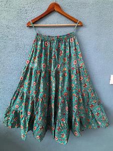 Abrace el encanto bohemio sin esfuerzo con esta falda larga escalonada con estampado floral en color verde azulado, hecha de tela suave y transpirable. - Product Image 3