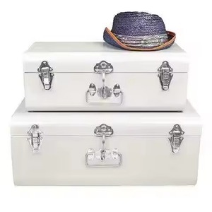 Coffre de rangement en métal blanc crème, en fer thermolaqué décoratif avec couvercle texturé en laiton doré martelé et loquets centraux - Product Image 6
