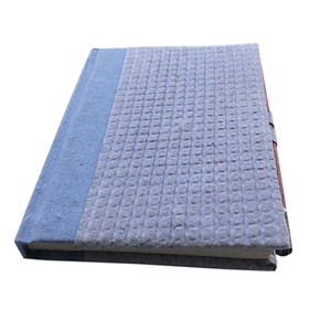 Carnet de notes bleu à couverture rigide texturée, taille et couleur personnalisables, idéal comme cadeau exclusif pour homme et femme. - Product Image 2