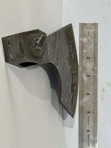 Hacha de Acero Forjado a Mano con Patrón Soldado, Cuchilla de Hacha Estilo Damasco Hecha a Medida, Herramienta para Acampar y Bushcraft al Aire Libre - Product Image 3