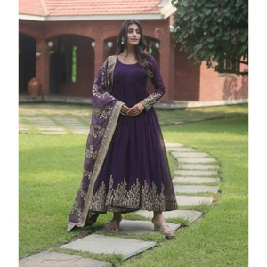 ชุดสัลวาร์ คามีซสำเร็จรูปสไตล์อินเดีย-ปากีสถาน ผ้าจอร์เจตต์เทียม ปักลายฉลุ พร้อมผ้าคลุมไหล่ แขนยาว ประดับด้วยดิ้นทองและเลื่อม แฟชั่นฟาเตมา - Product Image 1