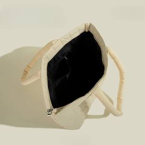 Bolsa de Mano Impermeable de Gran Capacidad, Estilo Invernal, Simple y Suave, Hecha en Vietnam. - Product Image 5