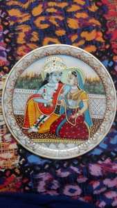 Thali Radha Krishna Ji en marbre de Makrana de style traditionnel, fait main, avec travail de pierres précieuses Moti, idéal pour les cadeaux festifs du Ramadan et de la remise des diplômes - Product Image 2