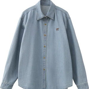 Chemise en jean délavé décontractée de haute qualité pour femme, style streetwear, épaules tombantes, personnalisable avec boutons et logo sur mesure – Prix de gros - Product Image 1
