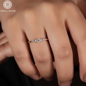 Bague de fiançailles classique pour femme en or massif 18 carats avec trois pierres de moissanite taille coussin et sertissage à griffes Charm Jewells - Product Image 1
