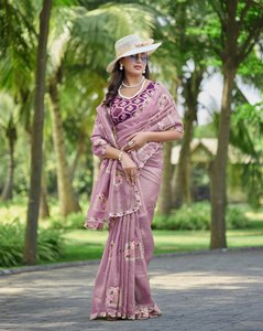 Sari en soie brodé de fleurs élégantes avec bordure ajourée et chemisier Banarasi – Tenue de fête - Product Image 1