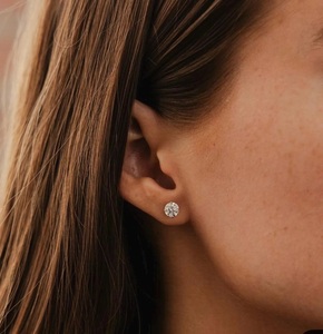 ต่างหูมอสซาไนต์ทรงกลมเจียระไนแบบบริลเลียนท์ รับรองโดย IGI ตัวเรือนเงินแท้ 925 ชุบทองแบบคลาสสิก ติดตั้งด้วยกรงเล็บ - Product Image 5