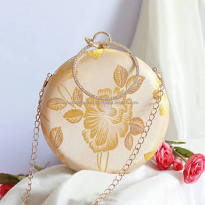 Hecho a mano rosa con un sutil juego de seda suave y un intrincado bolso de mano de lujo bordado - Product Image 2