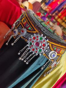 Pulsera de Monedas Tribales Afganas Bellamente Detallada con Múltiples Filas de Monedas Pequeñas Colgantes y Detalles de Cuentas Coloridas - Product Image 3