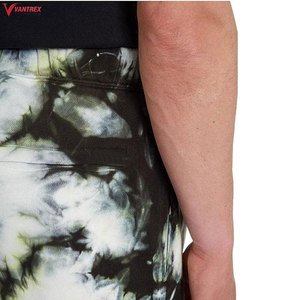 Shorts de sport décontractés pour hommes, style streetwear, logo personnalisé, en toile respirante tricotée unie, haute qualité, fabriqués au Pakistan - Product Image 4