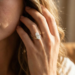 Bague de fiançailles solitaire en or massif 14K/18K avec diamant de laboratoire 2 carats taille marquise, alliance de mariage incurvée en V, cadeau d'anniversaire - Product Image 4