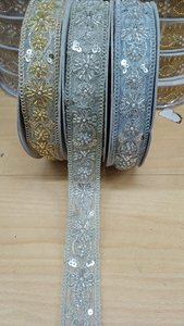 ผ้าลูกไม้ปักลายโลหะหรูหราสีทองเงิน ประดับด้วยกลิตเตอร์ลายดอกไม้ เป็นมิตรกับสิ่งแวดล้อม เหมาะสำหรับชุดแต่งงาน ชุดส่าหรี และเสื้อผ้า - Product Image 2