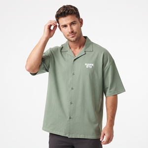 Camisa de corte cuadrado personalizada con botones, estampada con rayas, de manga corta, color verde salvia para hombre - Product Image 3