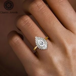 Bague de fiançailles classique pour femme en moissanite taille coussin, plaqué or 18 carats, sertie à griffes - Product Image 1
