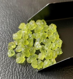 Piedras de Peridoto en Bruto, Gemas Naturales sin Pulir, Cristal Verde que Cambia de Color, Piedra de Nacimiento de Agosto para Joyería, Suministro al por Mayor - Product Image 5