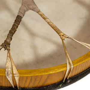 Tambour chamanique traditionnel fait main en peau d'animal, tambour sacré pour la méditation, le yoga et la guérison énergétique - Product Image 4