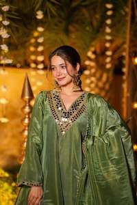 Ensemble prêt-à-porter en soie avec dentelle et broderies miroir, haut, bas et dupatta, entièrement cousu - Product Image 5