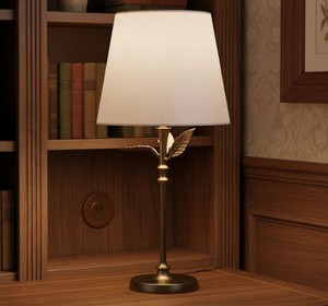 Lámpara de Mesa Moderna de Metal con Diseño de Hoja y Pantalla Blanca para Decoración de Interiores de Sala de Estar - Product Image 2