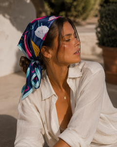 Foulard carré en satin de soie imprimé motif parapluie bleu rose jaune, accessoire de luxe estival pour le quotidien et cadeau - Product Image 3