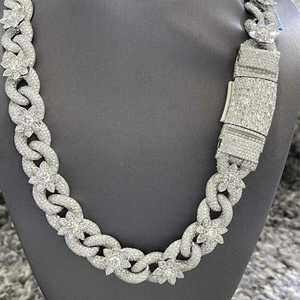 สร้อยคอโมอิสซาไนต์แบบ Cuban Link ประดับมุกน้ำจืดทรงดอกไม้ชุบทองคำสีกุหลาบบนเงินแท้ 925 พร้อมใบรับรอง IGI - Product Image 6