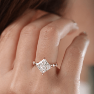 Bague de fiançailles en or jaune 14 carats avec diamant de laboratoire taille princesse de 3,5 carats, sertissage en forme de cerf-volant et pierres latérales rondes, certifiée IGI - Product Image 5