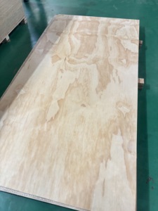 Contrachapado de Pino Grado AA de 9-18 mm, el Más Vendido, con Estándares de Emisión de Formaldehído E0 E1, Procedente de Vietnam, para la Fabricación de Muebles - Product Image 1