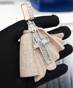 Pendentif Croix de Jésus de Luxe Sertie de Moissanite VVS avec Ailes d'Ange en Or Rose, Bijou Hip Hop, Pièce d'Exception - Product Image 3