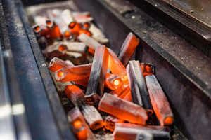 Briquettes de sciure de bois dur de qualité supérieure, haute densité, valeur calorifique de 7000-8000 Kcal/kg, 3,0-5,0% de charbon noir hexagonal - Product Image 2