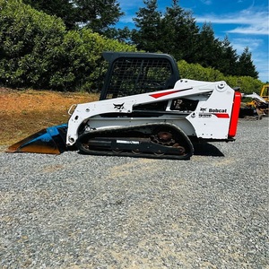 Chargeuse sur chenilles Bobcat T450 avec moteur diesel en excellent état, à vendre à bas prix, livraison rapide disponible, en stock. - Product Image 2