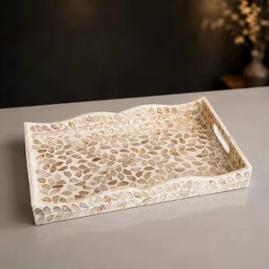 Bandeja Rectangular de Ratán de Alta Calidad con Incrustaciones de Madreperla y Asa Superior con Diseño Floral para el Hogar - Product Image 1