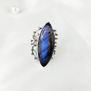 Anillo llamativo de labradorita marquesa – Anillo gótico de filigrana con gema azul brillante, hecho a mano, de plata, regalo para ella - Product Image 1