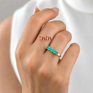 แหวนหมั้นเพชรทรงบาแก็ตต์ทองคำแท้ 14K แบบสั่งทำพิเศษ เพชรเพาะเลี้ยง ได้รับการรับรองจาก IGI เครื่องประดับหรูหราแบบมินิมอล สามารถสวมซ้อนกันได้ - Product Image 3