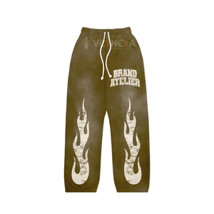 Chándal de invierno personalizado de algodón grueso con estampado serigrafiado, efecto desgastado y parches. - Product Image 3