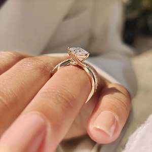 Bague de fiançailles en argent sterling 925 avec moissanite taille princesse VVS1 et bande torsadée pour femme - Product Image 5