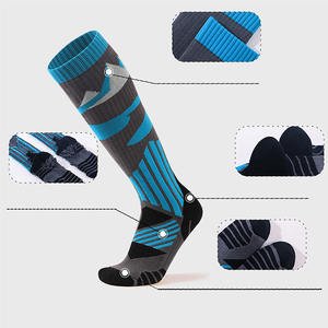 Chaussettes de sport antidérapantes de haute qualité pour enfants, chaussettes rouges personnalisées pour trampoline et aire de jeux - Product Image 3