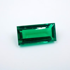 พลอยทับทิมสีเขียวเพาะเลี้ยงในห้องปฏิบัติการ 14.50 กะรัต ทรงกลม (21x10x12 มม.) - แบรนด์ HAYAAT GEMS สำหรับทำเครื่องประดับ - Product Image 1