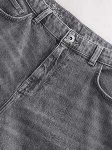 Pantalones cortos de mezclilla modernos para hombre, diseñados para brindar comodidad y durabilidad. El tejido ligero y elástico garantizan un ajuste relajado para usar durante todo el día. - Product Image 5