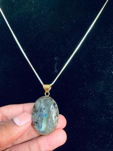 Colgante de Joyería de Moda de la Colección Vintage, con Labradorita Natural de Forma Ovalada y Efecto Fuego Intenso, en Montura de Latón Chapado en Oro - Product Image 4