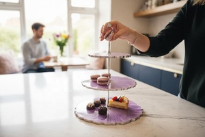 Support à gâteau rond à étages en résine, présentoir élégant pour desserts, centre de table pour fêtes - Product Image 4