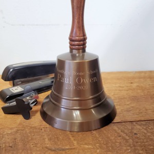 Campana de mano de latón de alta demanda con mango de madera para eventos escolares, llamadas al aire libre y sonido brillante. - Product Image 5