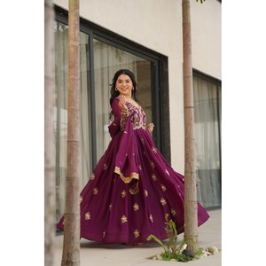 Belle robe chinoise traditionnelle avec paillettes et paillettes de broderie Zari-Chef-d 'œuvre de travail - Product Image 2