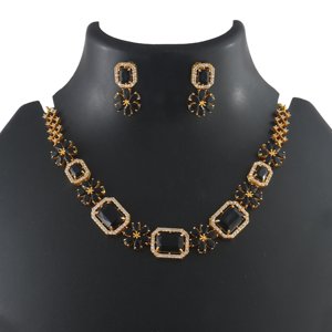 Ensemble collier et boucles d'oreilles Seaila en laiton plaqué or, onyx noir et zircon - Réglable - Design géométrique tendance pour mariage indien - Product Image 6