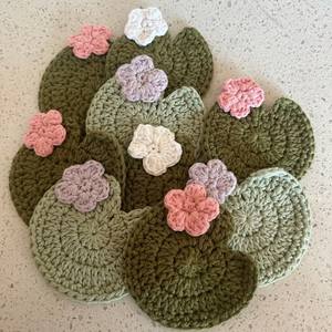 แผ่นรองแก้วถักโครเชต์รูปใบบัวบก งานแฮนด์เมดสุดพิเศษ สีเขียวมุก ทนทาน ทำจากผ้าฝ้าย ป้องกันความร้อน ใช้ตกแต่งโต๊ะในครัว - Product Image 1