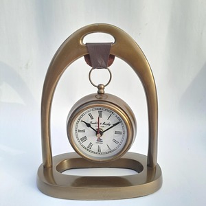 Reloj de Escritorio Personalizado de Latón con Forma de Herradura, Reloj de Mesa Vintage con Números Romanos, Elegante Regalo Ecuestre, Decoración Rústica para Oficina - Product Image 3