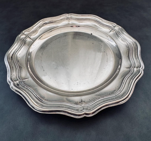Assiette de présentation vintage ronde en métal argenté poli, plateau de service solide pour la mise en table de mariage ou d'événement - Product Image 1