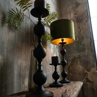 Ensemble de porte-bougies piliers modernes noir mat avec lampe de table en velours vert olive assortie, chandelier en métal gothique, décoration d'intérieur