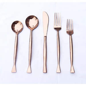 Ensemble de couverts en métal de haute qualité avec finition lisse, fourchette, cuillère, couteau pour usage quotidien et repas professionnels - Product Image 1