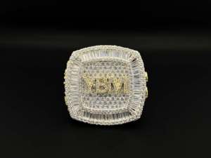 Bague de fiançailles et de mariage tendance en argent moissanite sertie de griffes, style luxe glacé - Product Image 2