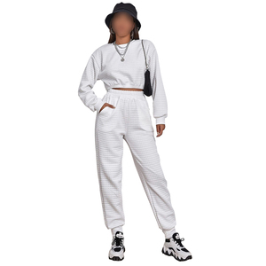 Ensemble de survêtement deux pièces pour femme : haut court et pantalon de jogging, idéal pour le fitness, la course à pied et le streetwear - Product Image 1