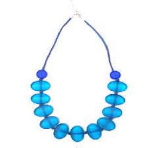 Collar Clásico Hecho a Mano con Resina Lucite Plateada, Diseño de Luna Ascendente, para Unisex, Estilo Indio Moderno, con Cuentas y Cierre - Product Image 1